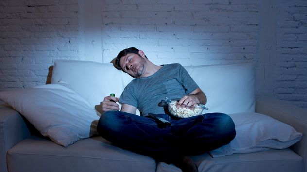 Según la psicología, las personas que se duermen con la TV encendida tienen más pensamientos intrusivos.
