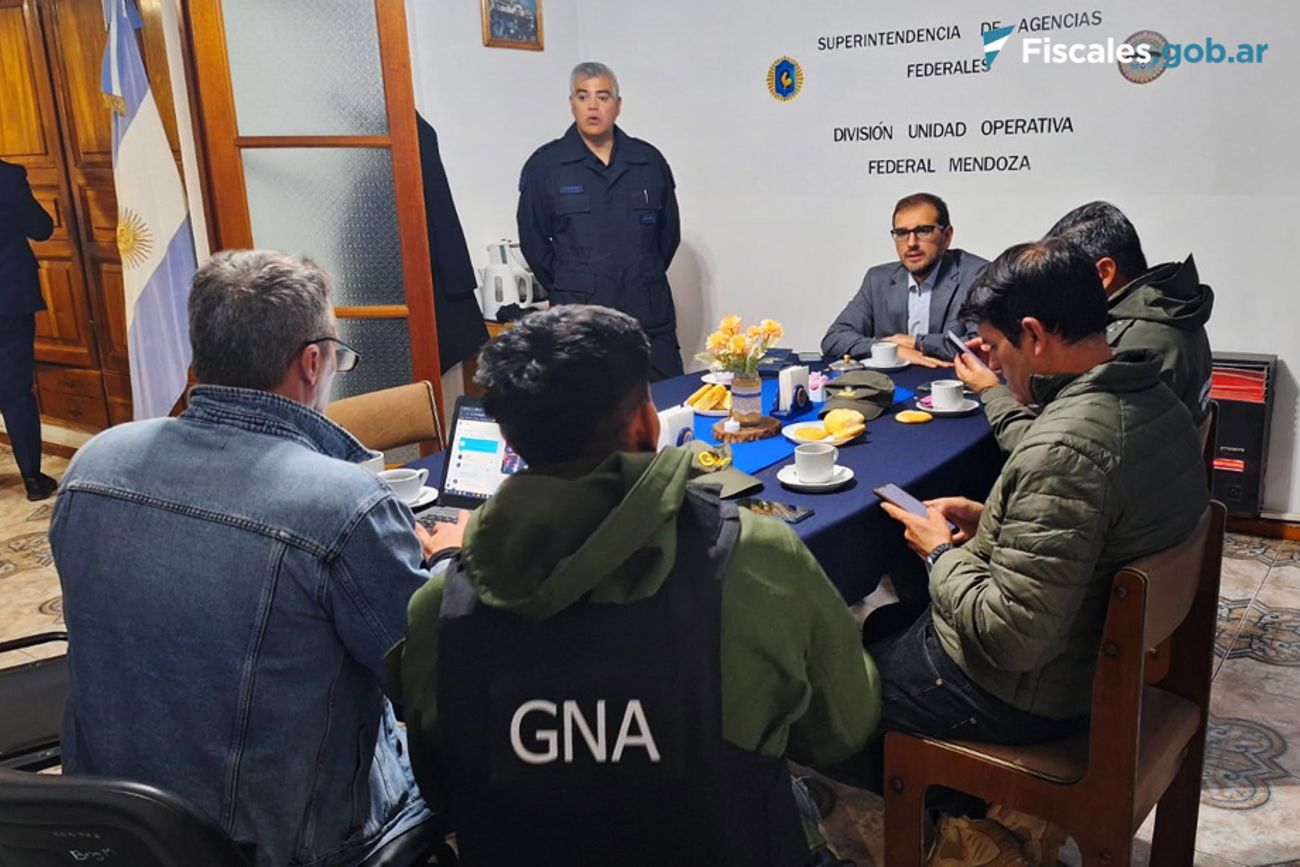 El fiscal federal Fernando Alcaraz coordina los allanamientos realizados en mayo de 2024 con los representantes de la Policía Federal y la Gendarmería. (Unidad Fiscal Mendoza/Fiscales.gob.ar)