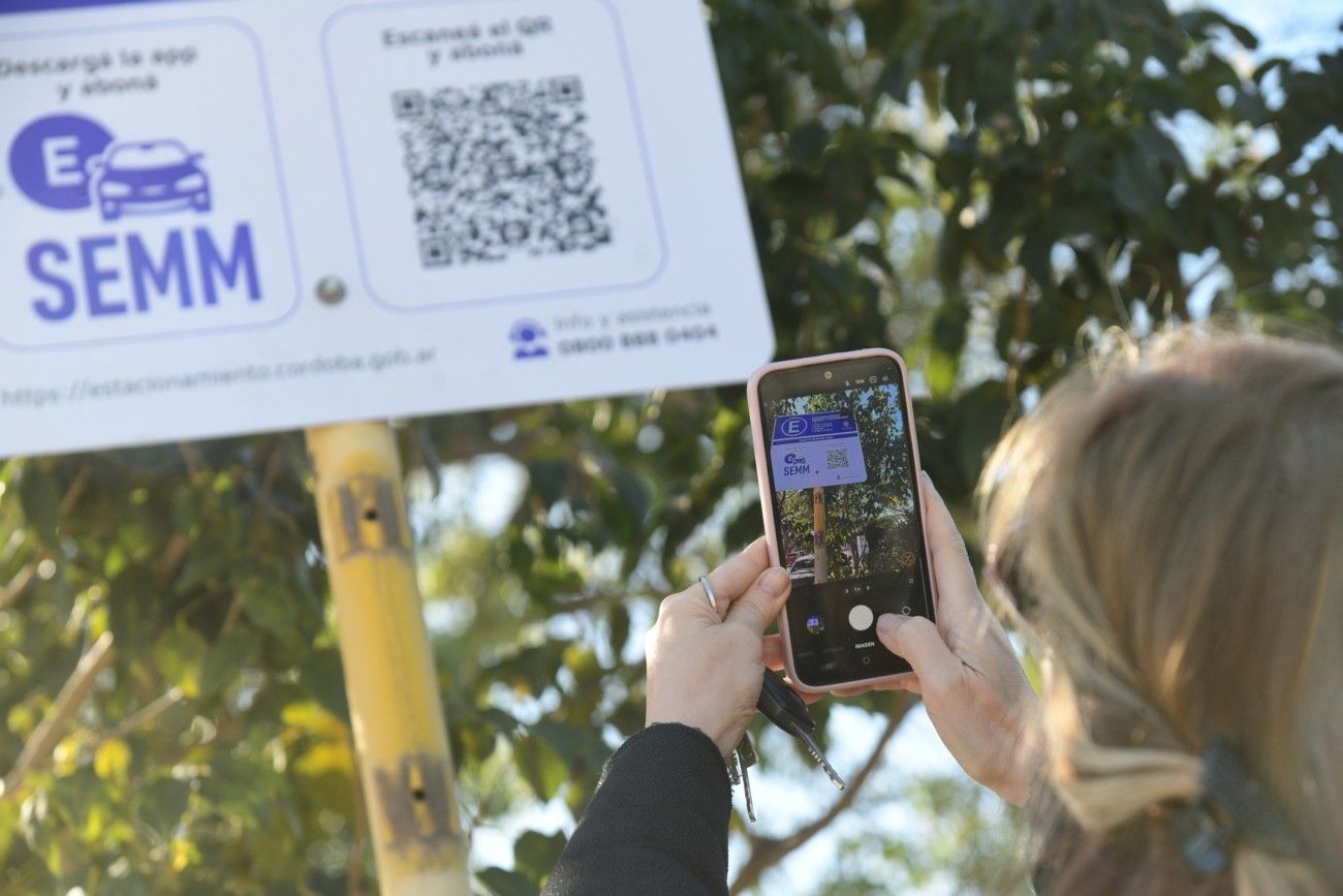 Ciudad de Córdoba: cómo fue el primer día del estacionamiento medido y controlado con SEMM y QR. 
