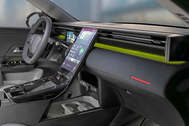 El C5 Aircross se suma a la moda de las pantallas en posición vertical con una multimedia de 13”.