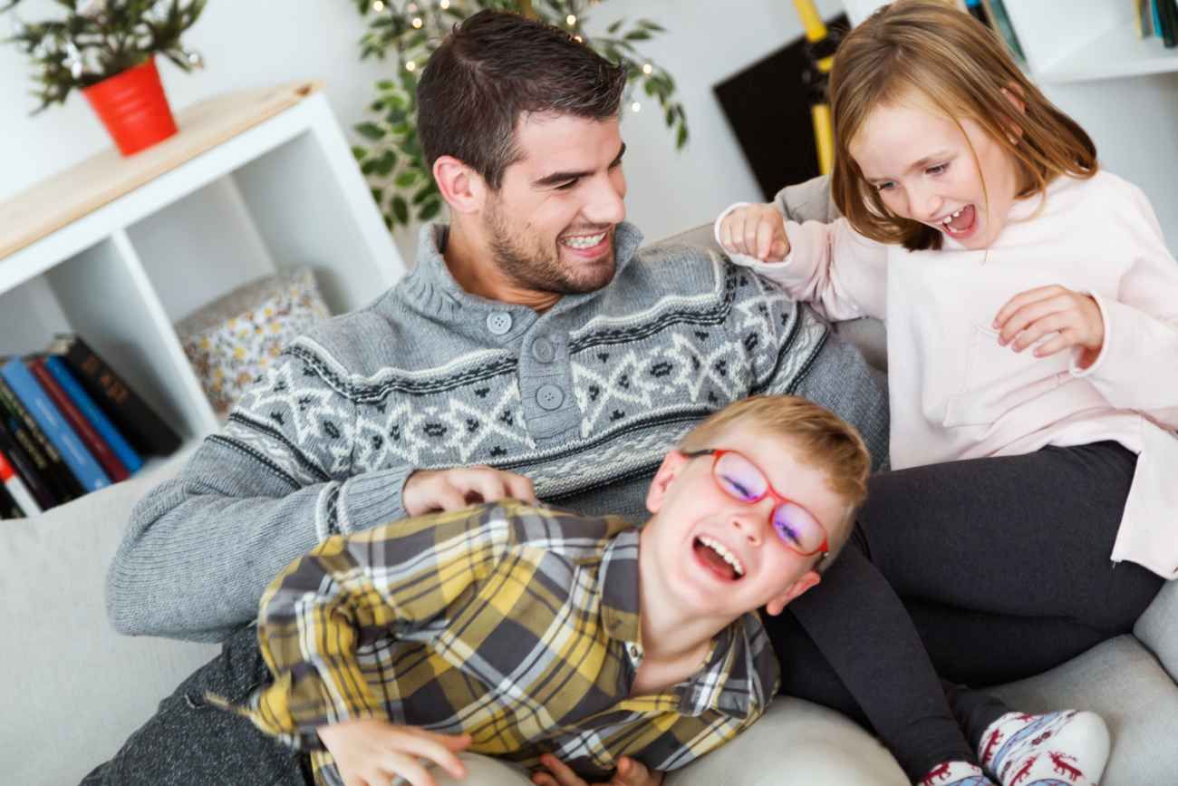 Hacer reír a los niños puede crear vínculos emocionales profundos y calmar su sistema nervioso, haciéndolos más resilientes y abiertos a nuevas ideas.