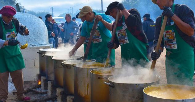 Sumampa se vistió de fiesta el 25 de Mayo con locro criollo y asado con cuero.