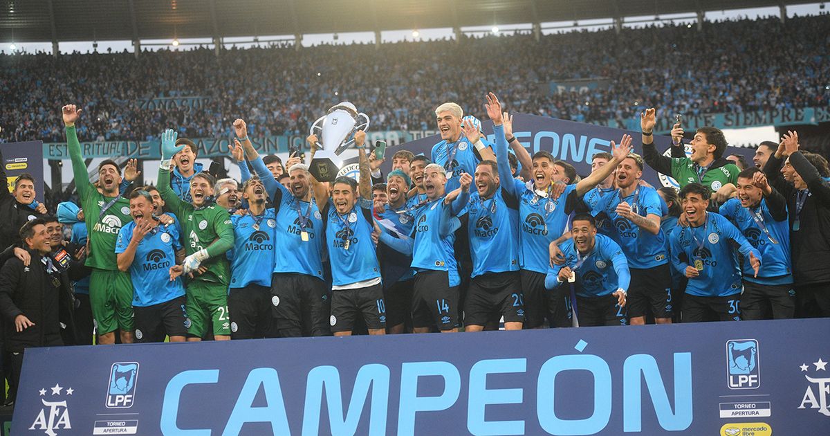 Lucas Zelarayán levanta la copa del Torneo Apertura y desata la euforia total en la familia celeste. Fue un domingo 24 de mayo de 2026 que quedará en la historia del Pirata y del fútbol cordobés y argentino. (Pedro Castillo / La Voz)