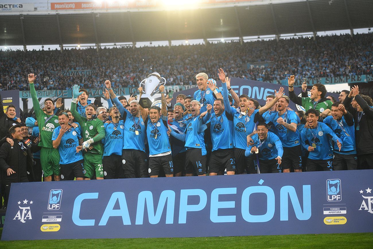 Lucas Zelarayán levanta la copa del Torneo Apertura y desata la euforia total en la familia celeste. Fue un domingo 24 de mayo de 2026 que quedará en la historia del Pirata y del fútbol cordobés y argentino. (Pedro Castillo / La Voz)