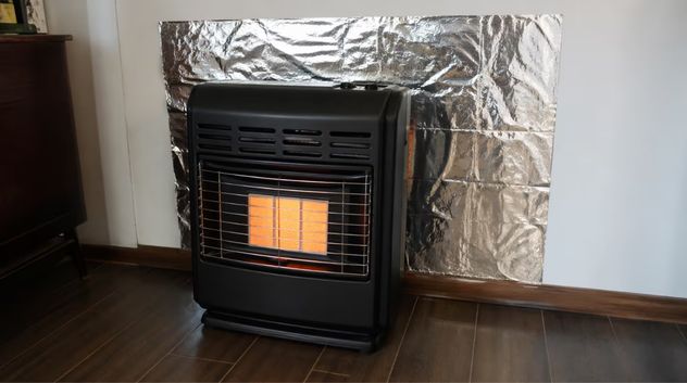 Cómo usar papel aluminio detrás de la estufa para conservar el calor en casa.