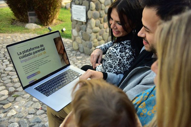 Leticia Navarro y Nicolás Martínez. Creadores de Otilia, una Start up que ayuda a mujeres embarazadas y mamás de niños dentro de los primeros mil días a reducir las causas de mortalidad infantil. (José Gabriel Hernández / La Voz)