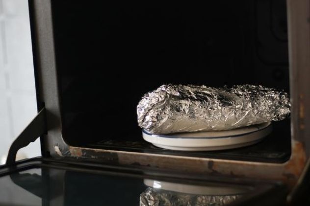Cómo limpiar las bandejas del horno con papel aluminio y bicarbonato: el truco viral que elimina la grasa.