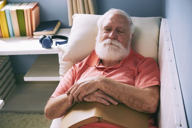 Harvard lo confirma: qué impacto tienen las siestas largas en los adultos mayores.