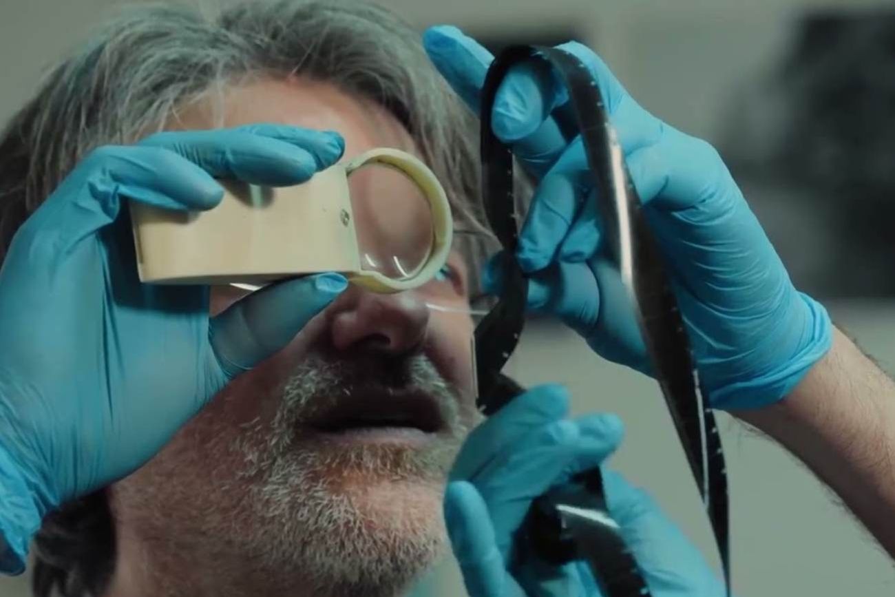 Santiago Sein, en pleno análisis de fotogramas. (Captura)
