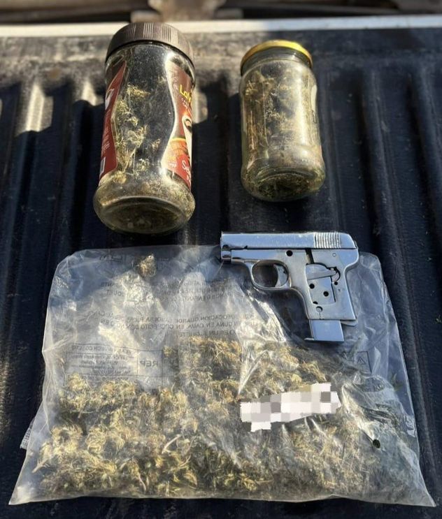 Drogas y arma. (Policía)