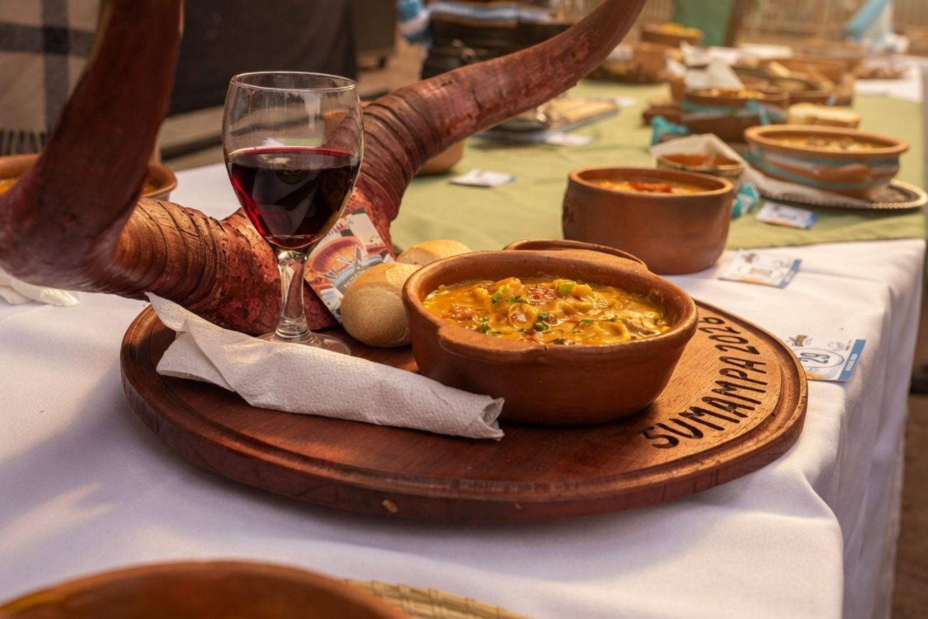 Cocinaron durante 10 horas y prepararon 8.000 kilos de asado y 8.000 litros de locro para una multitud
