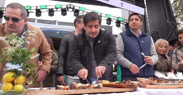 Sumampa se vistió de fiesta el 25 de Mayo con locro criollo y asado con cuero.