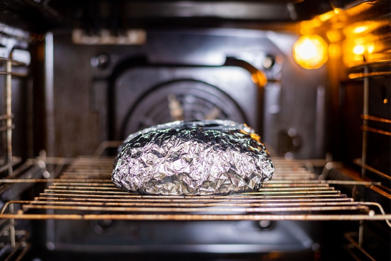 Cómo limpiar las bandejas del horno con papel aluminio y bicarbonato: el truco viral que elimina la grasa.
