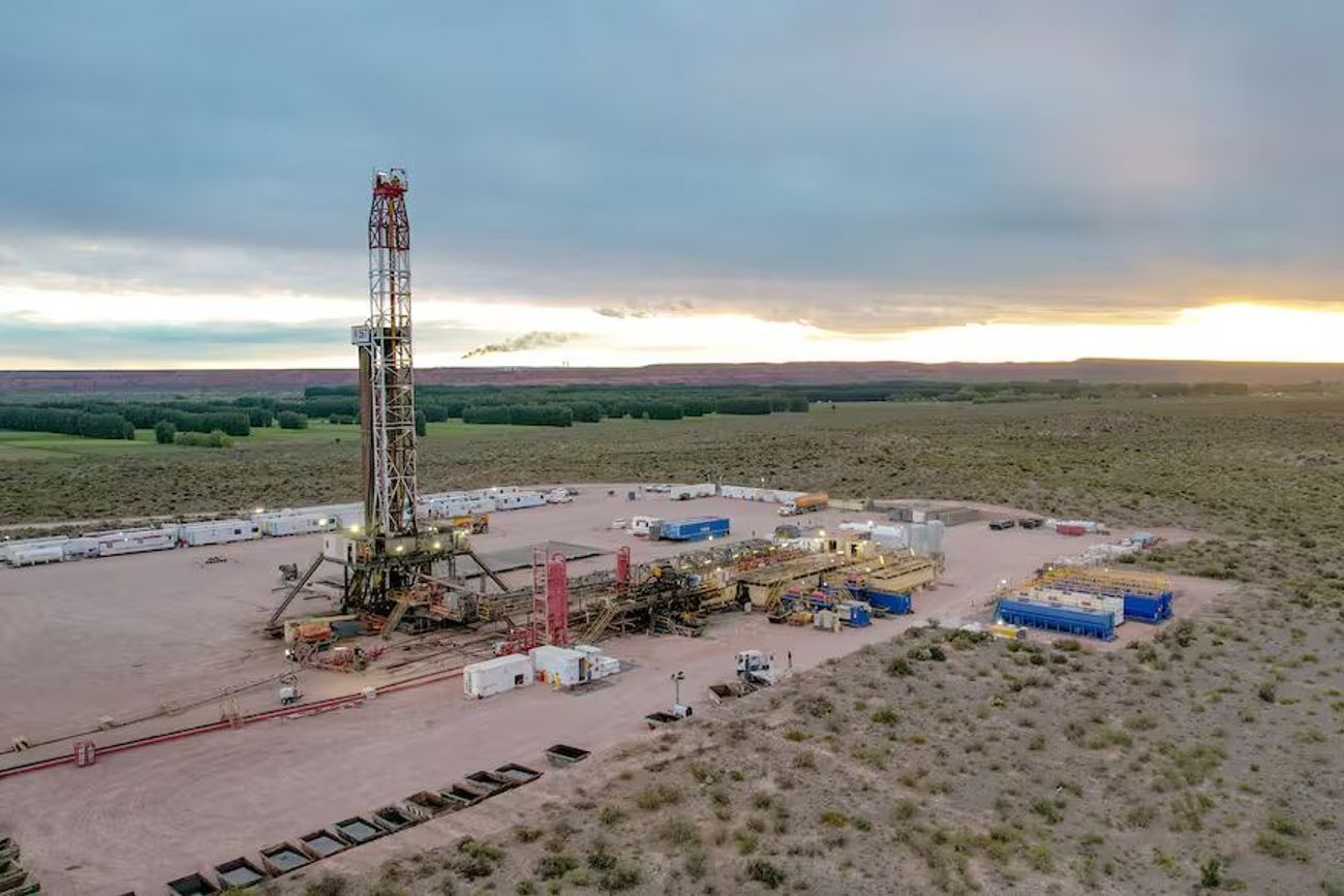 Vista de Vaca Muerta, uno de los principales polos hidrocarburíferos del mundo y eje estratégico para el desarrollo de la ingeniería y la industria nacional.