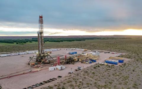 Vista de Vaca Muerta, uno de los principales polos hidrocarburíferos del mundo y eje estratégico para el desarrollo de la ingeniería y la industria nacional.
