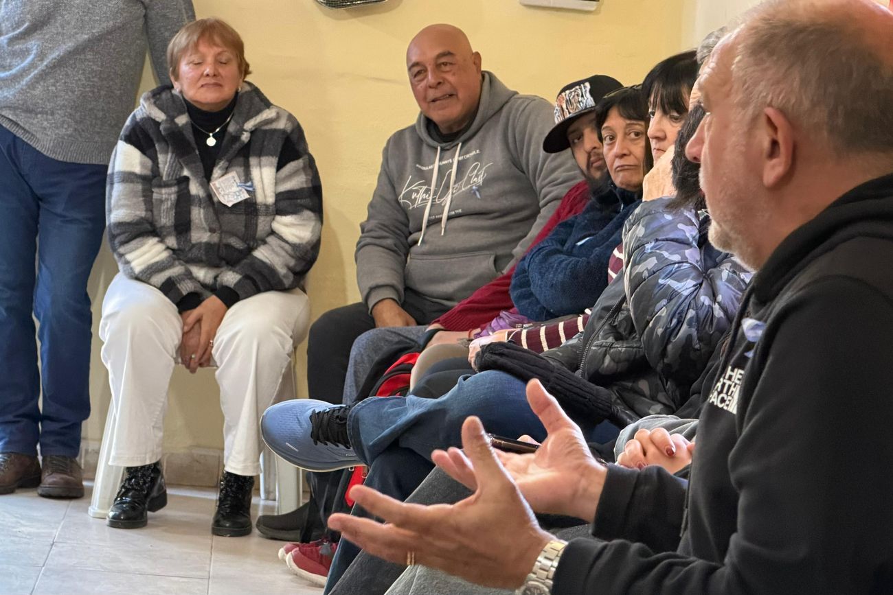 El senador nacional Luis Juez en una recorrida por los barrios de Córdoba capital.
