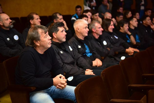 El plantel de Belgrano compartió un homenaje y un brindis en La Voz.  (Nicolás Bravo /  La Voz)