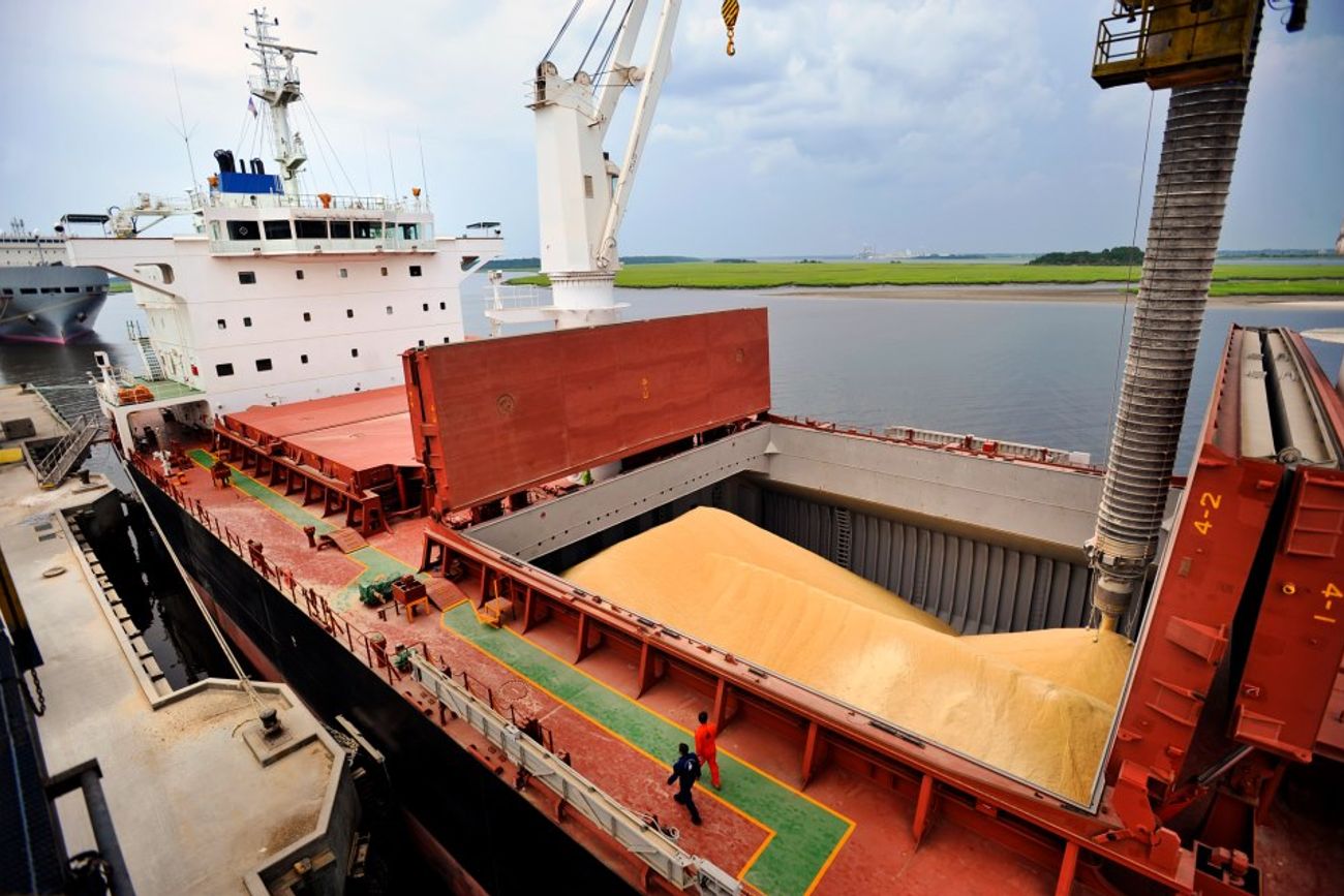EXPORTACIONES. Los envíos al exterior alcanzaron las 41,07 millones de toneladas en el primer cuatrimestre del año, el mayor volumen registrado para ese período.