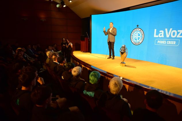 El plantel de Belgrano compartió un homenaje y un brindis en La Voz. Jorge Luna Arrieta condujo el evento.