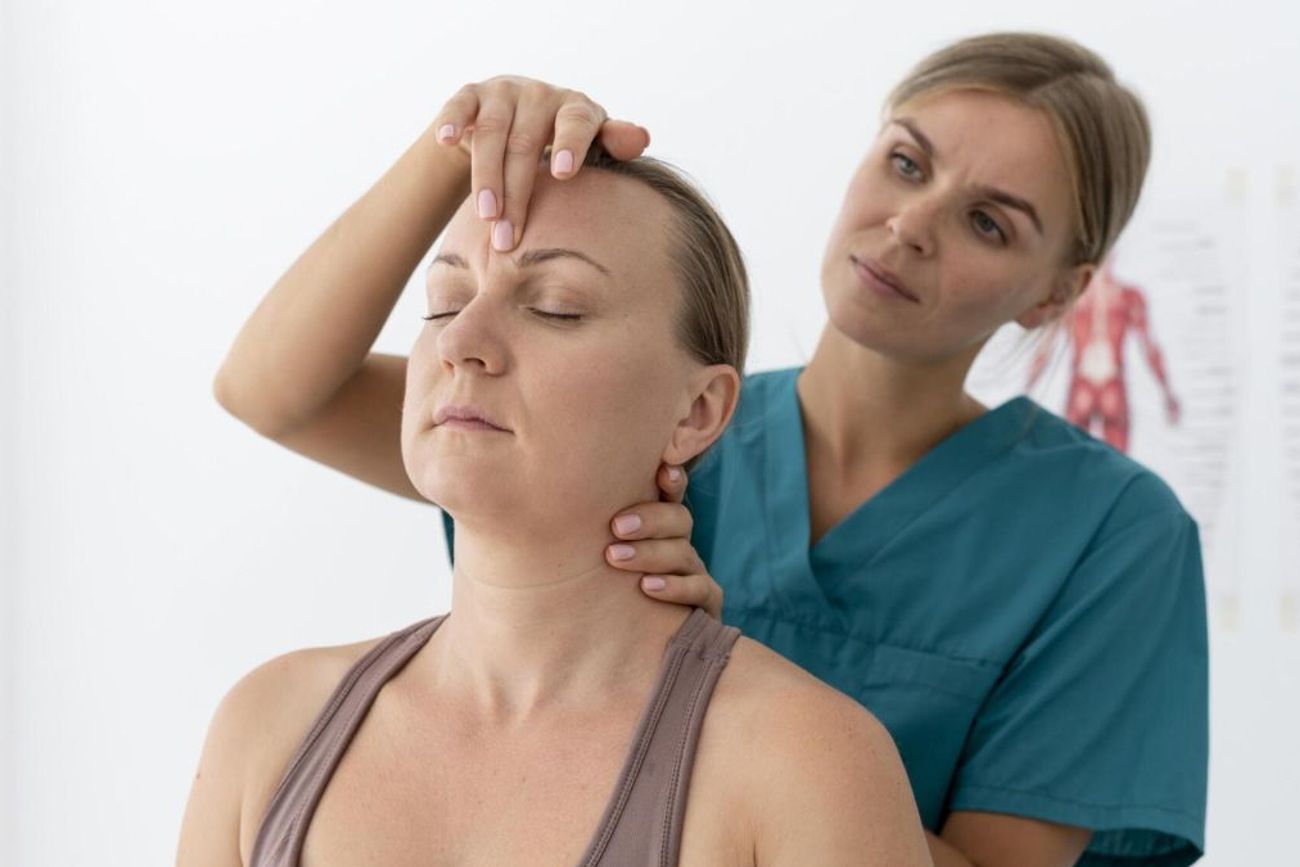 El uso excesivo del celular, las malas posturas y el estrés son algunas de las causas más frecuentes del dolor cervical.