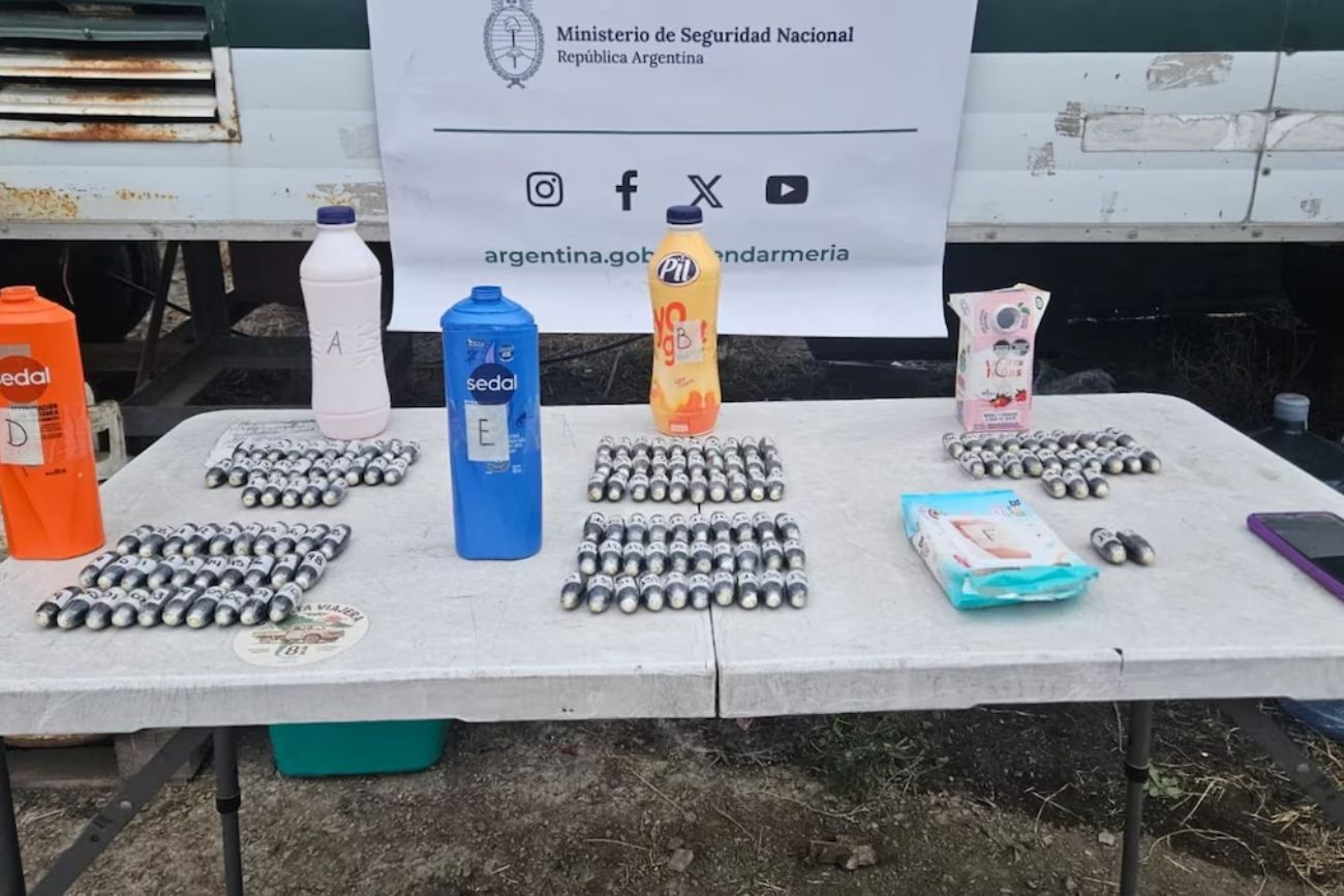 Narcotráfico: detuvieron a una mujer con cocaína oculta en envases de shampoo y lácteos