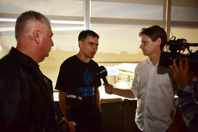 Belgrano visita La Voz para el tradicional brindis de los campeones. Zelarayán fue de los más solicitados para entrevistas, fotos y firmas.