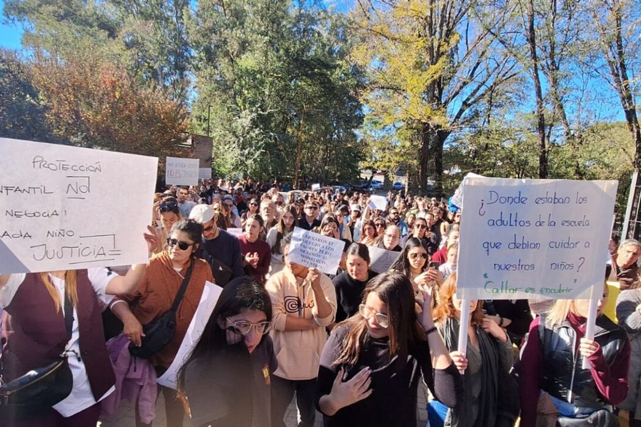 La marcha de este martes por las denuncias en el jardín.