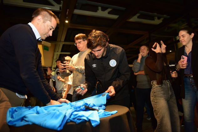 El plantel de Belgrano compartió un homenaje y un brindis en La Voz. Hubo muchas firmas y fotos.