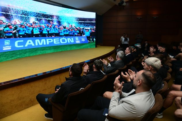 Belgrano visita La Voz para el tradicional brindis de los campeones.