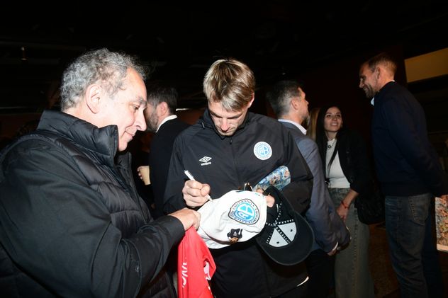 Belgrano visita La Voz para el tradicional brindis de los campeones. El arquero Thiago Cardozo firma objetos.