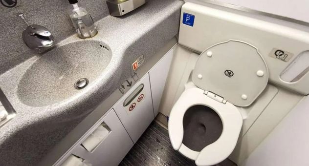 Por qué los inodoros de aeropuertos y restaurantes tienen el asiento abierto.