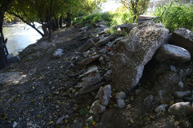 Escombros a la vera del río Suquía. 