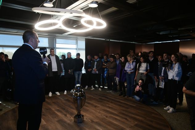 Juan Tillard, gerente general de La Voz, durante el dicurso de salutación y reconocimiento a Belgrano, campeón del Apertura 2026 de LPF.