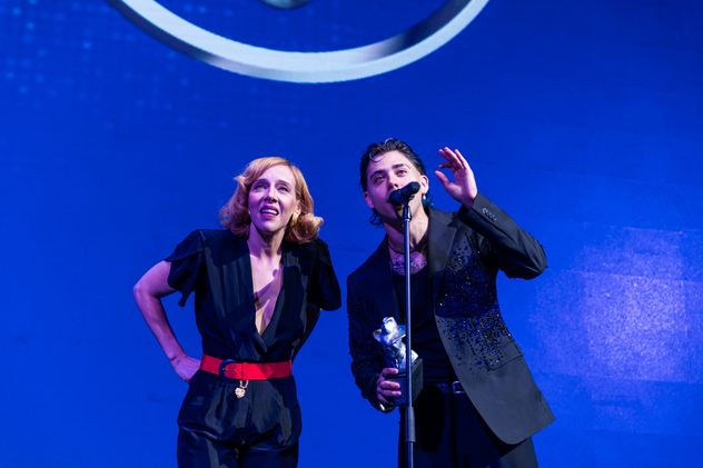 Luck Ra y Juliana Gattas recibiendo el premio Gatdel a mejor canción de cuarteto por "Tu misterioso alguien".