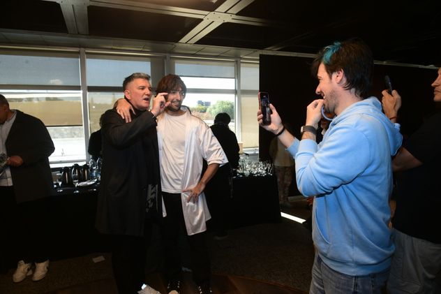 Gastón Massa y su personaje "la Madre", con "Luifa" Artime, durante el brindis de los campeones de La Voz con Belgrano. Los filma Willy Magia.