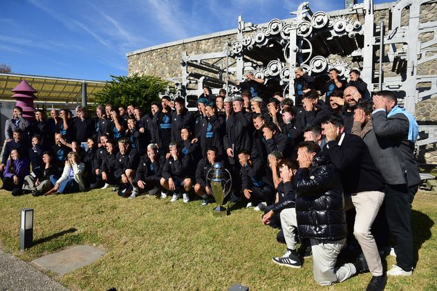 El plantel de Belgrano compartió un homenaje y un brindis en La Voz. (Nicolás Bravo / La Voz)