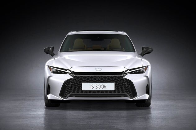 El IS 300h tiene un motor híbrido, que combina un cuatro cilindros 2.5 naftero y otro eléctrico.
