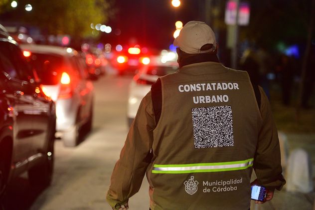 Nuevo esquema de estacionamiento medido: presencia de constatadores urbanos en la zona del Quality Arena.