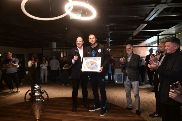 Belgrano visita La Voz para el tradicional brindis de los campeones. "El Mudo", uno de los distinguidos.