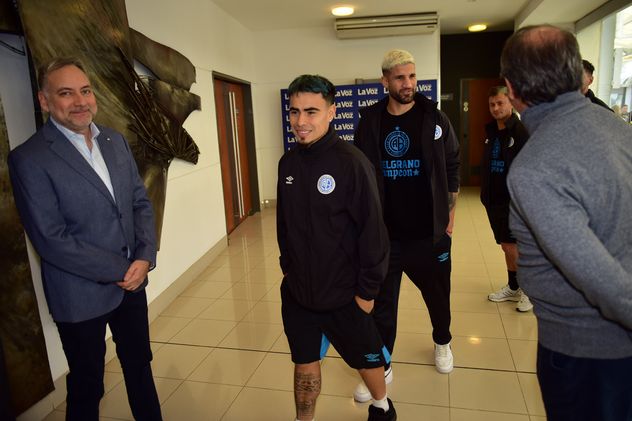 "El Chino" Zelarayán comanda la llegada del plantel de Belgrano para su visita en la sede integral de La Voz.