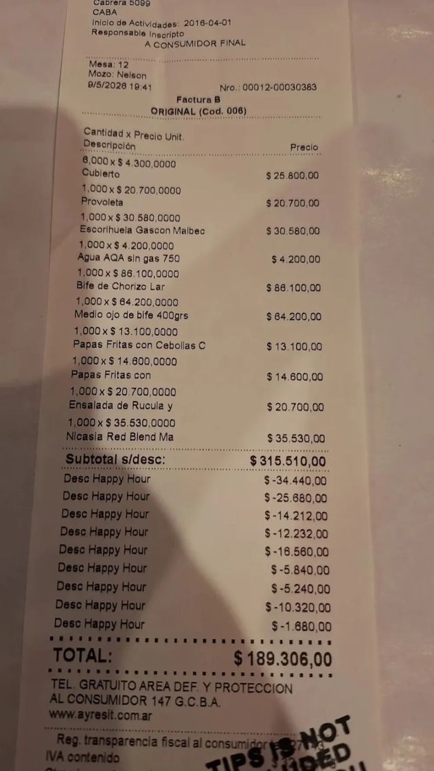 Fue a cenar a una reconocida parrilla argentina, miró el ticket y un descuento lo dejó mudo