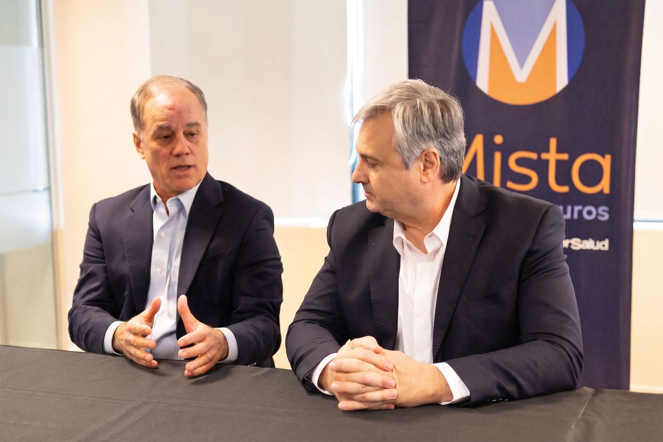 Adrián Sasse, líder estratégico de Mista, junto a Fernando Werlen, director general de SanCor Salud, en la presentación en Córdoba de las nuevas coberturas de seguros. (Gentileza SanCor Salud)