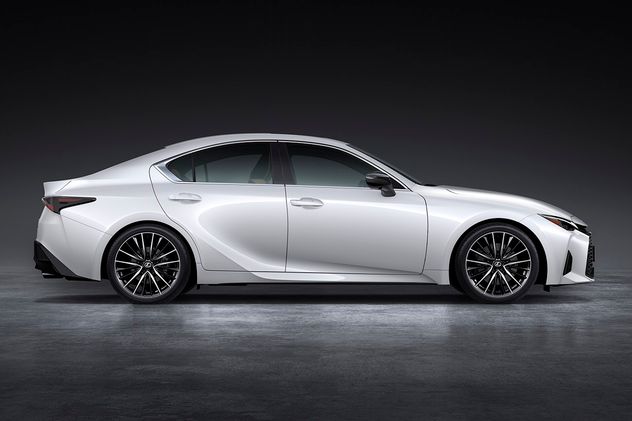 Desarrolla 223 CV y 221 Nm. La caja es automática e-CVT y la tracción es trasera.