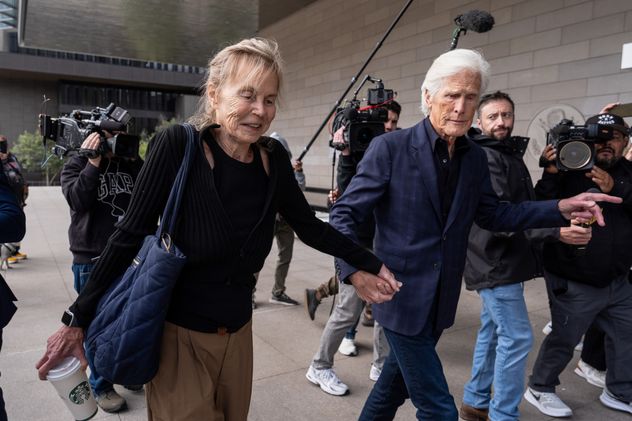 Suzanne Morrison, madre de Matthew Perry, y Keith Morrison llegando a los tribunales de Los Ángeles.