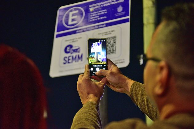 Nuevo esquema de estacionamiento medido: presencia de constatadores urbanos en la zona del Quality Arena.
