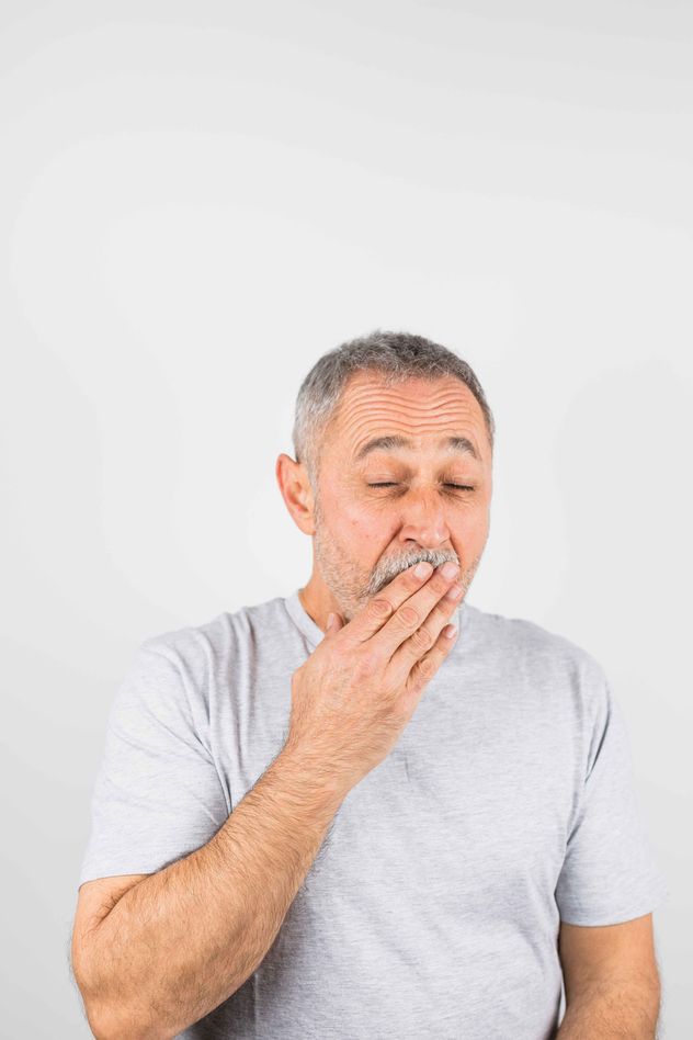 La boca seca puede causar caries, halitosis o dificultad al tragar. 