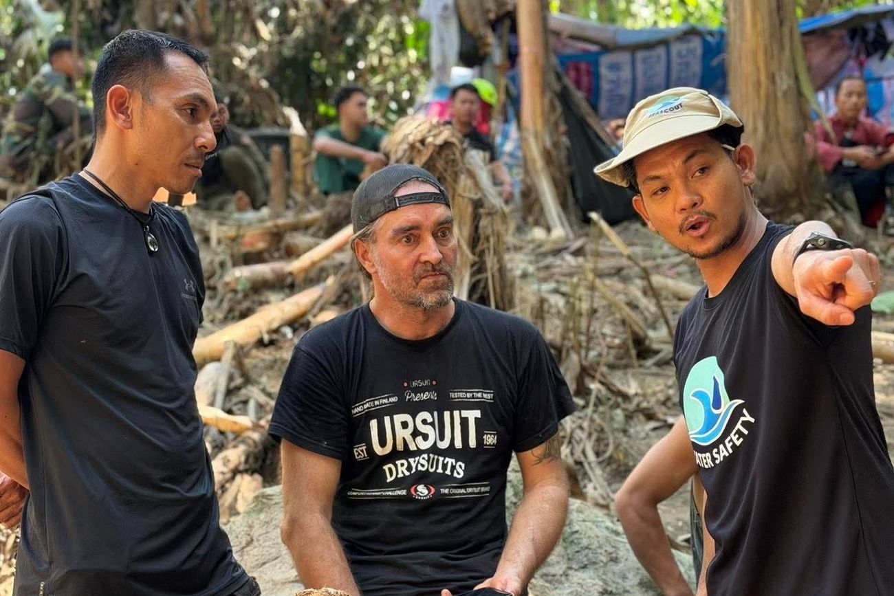Uno de los rescatados (en el centro de la foto). (Metta Tham Rescue Kalasin vía AP)
