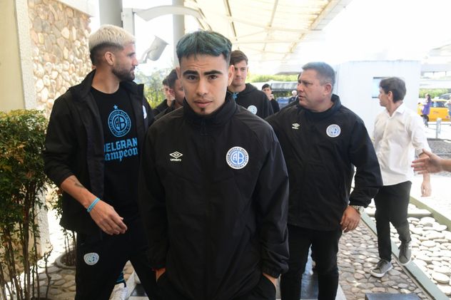 "El Chino" Zelarayán comanda la llegada del plantel de Belgrano para su visita en la sede integral de La Voz.