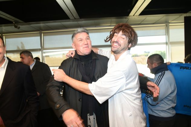 Gastón Massa y su personaje "la Madre", con "Luifa" Artime, durante el brindis de los campeones de La Voz con Belgrano.