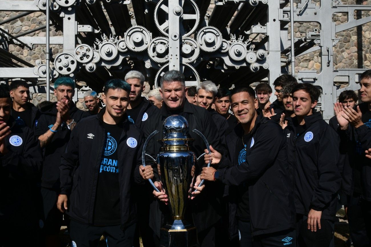 Belgrano visita La Voz para el tradicional brindis de los campeones.